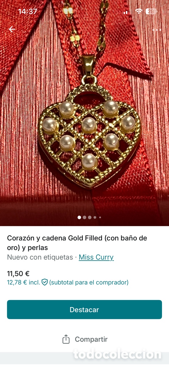 Joyeria: Un colgante dorado con perlas y cadena