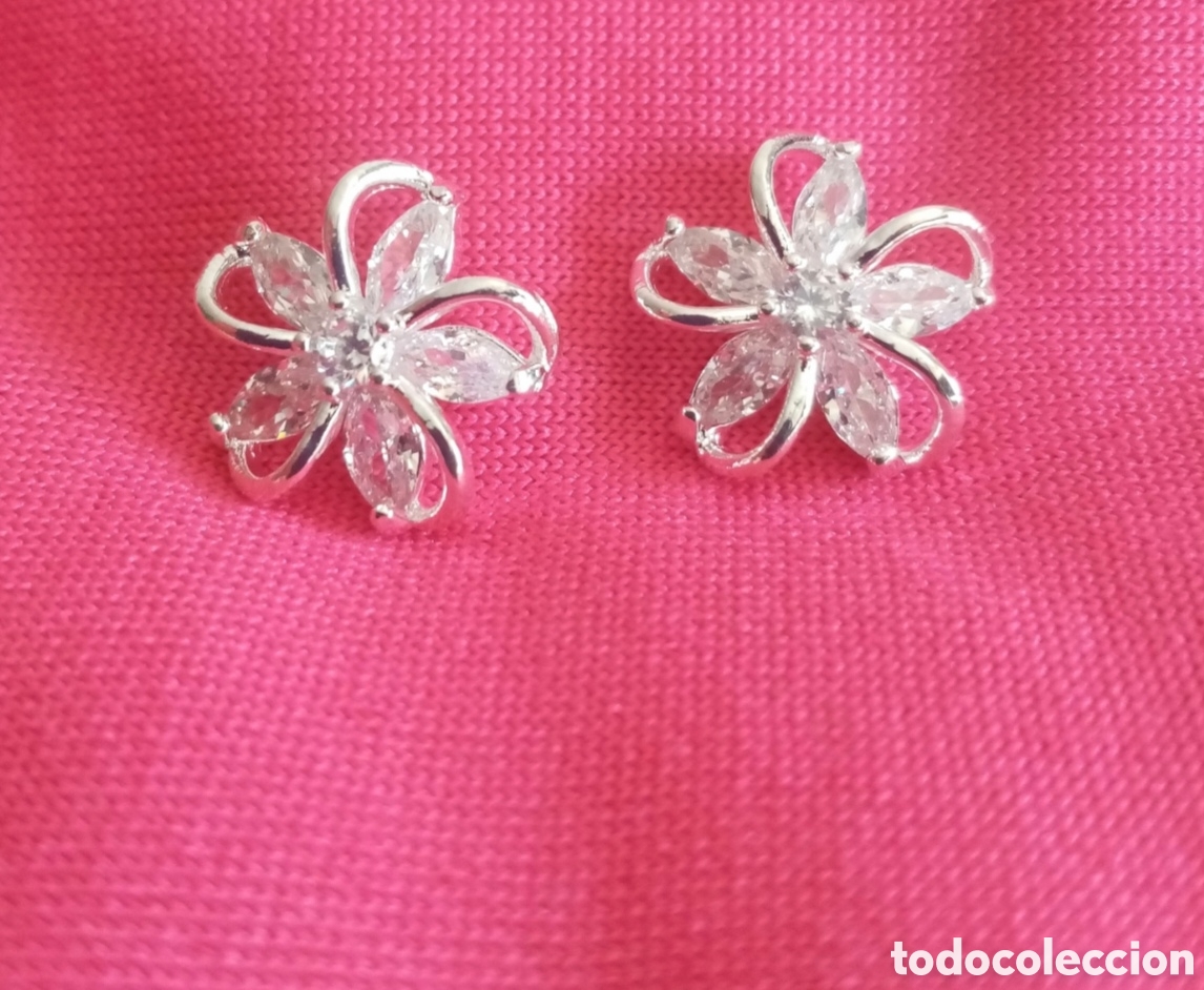 Joalharia: Originales pendientes de bot&oacute;n flor plateada con incrustaciones brillantes blancas 1,2cm di&aacute;m. Muy b