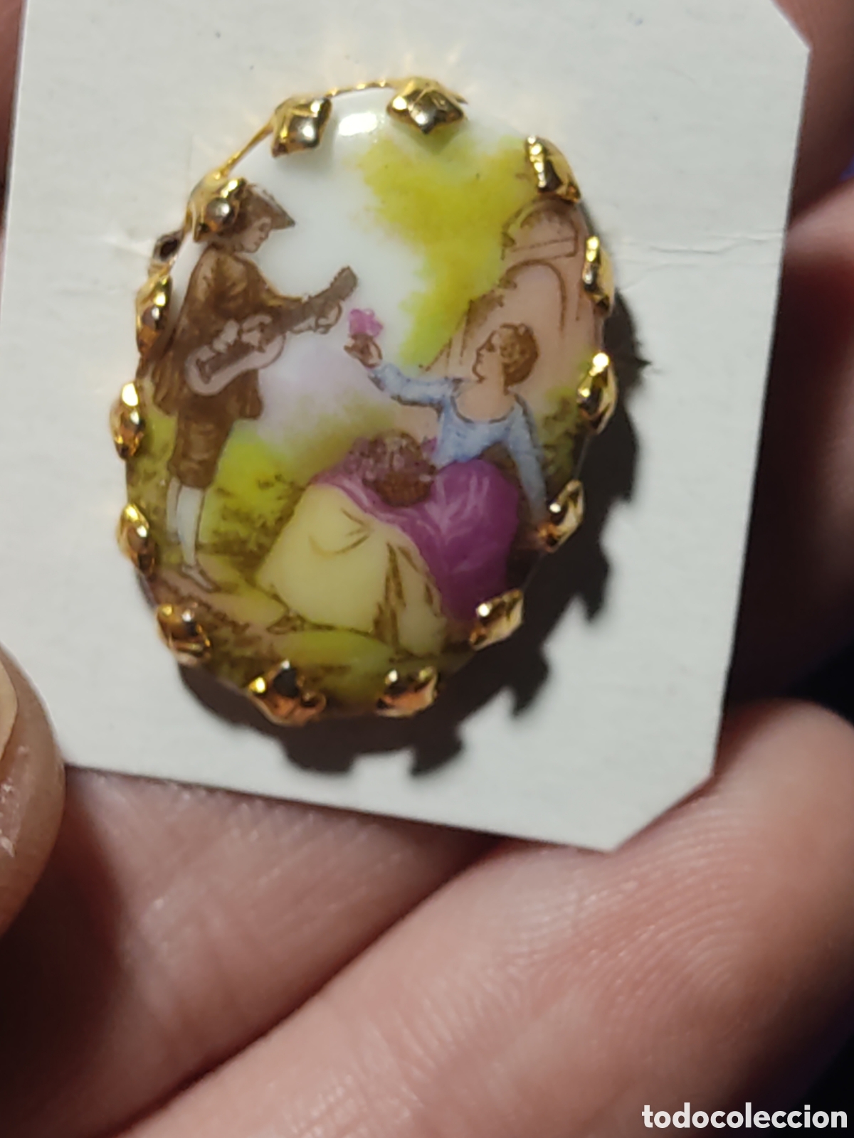 Joyeria: Peque&ntilde;o broche de porcelana con imagen rom&aacute;ntica Limoges o similar.