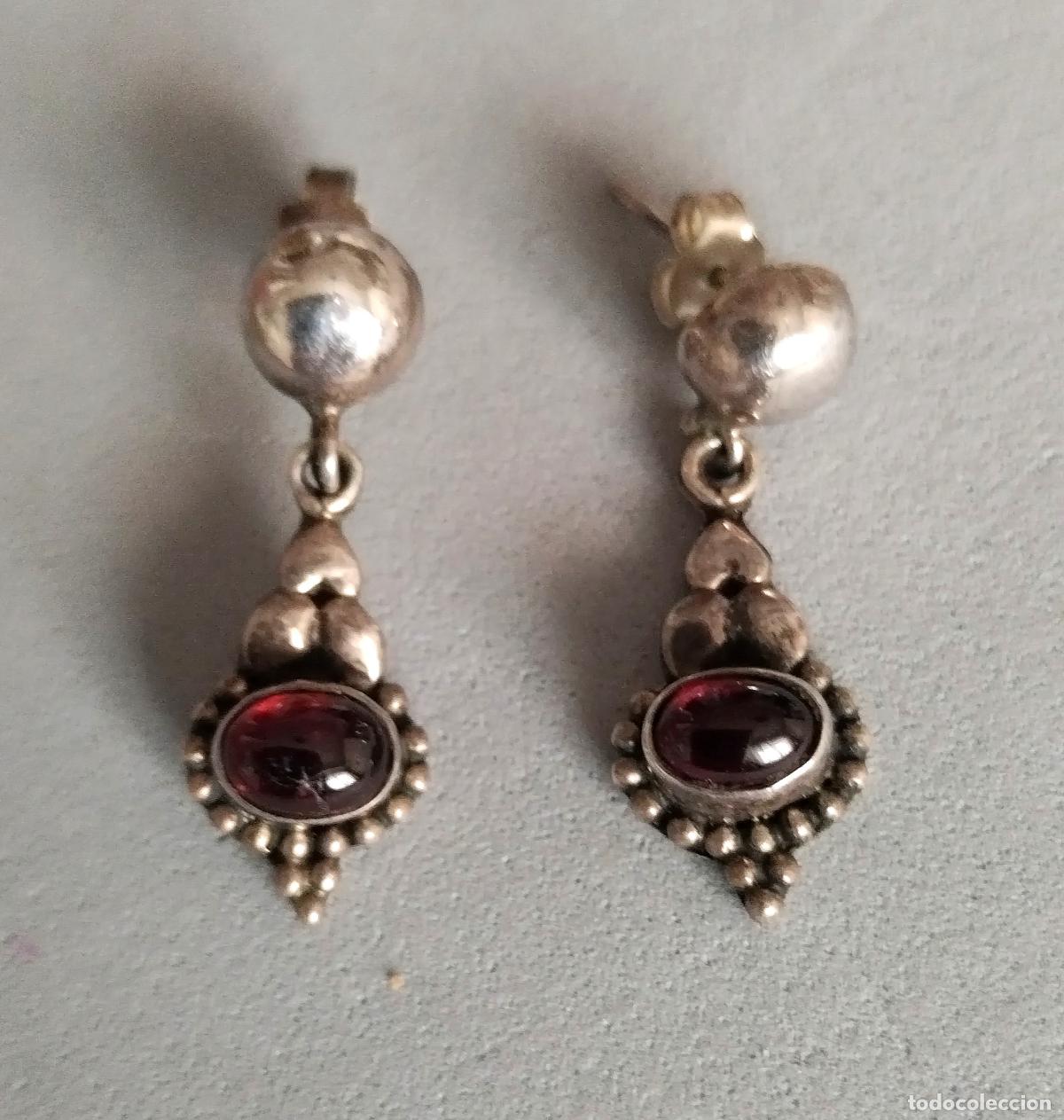 Joyeria: Pendientes de plata de ley contrastada, con granates o similar, cierre de presi&oacute;n.
