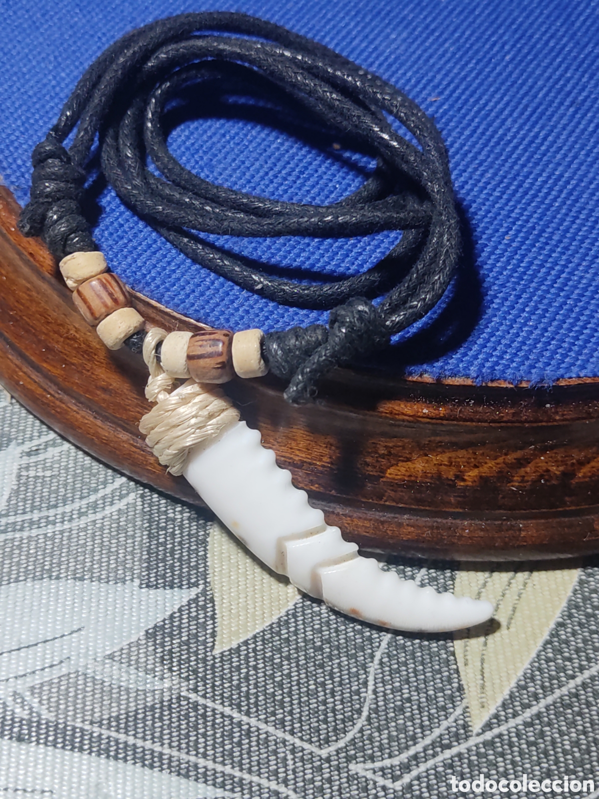 Joyeria: Bonito colgante colmillo hecho de una caracola de mar & collar de nudo corredizo.Vintage.