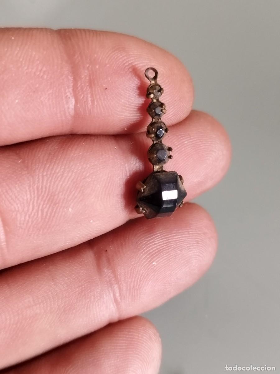 Joyeria: Antiguo pendiente o colgante, con pedrer&iacute;a a identificar