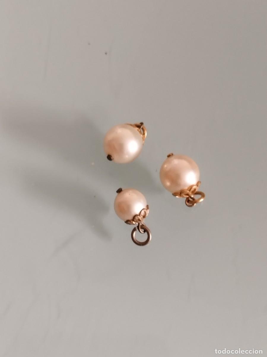 Joyeria: Tres antiguos colgantes tipo perlas. Con adornos dorados.