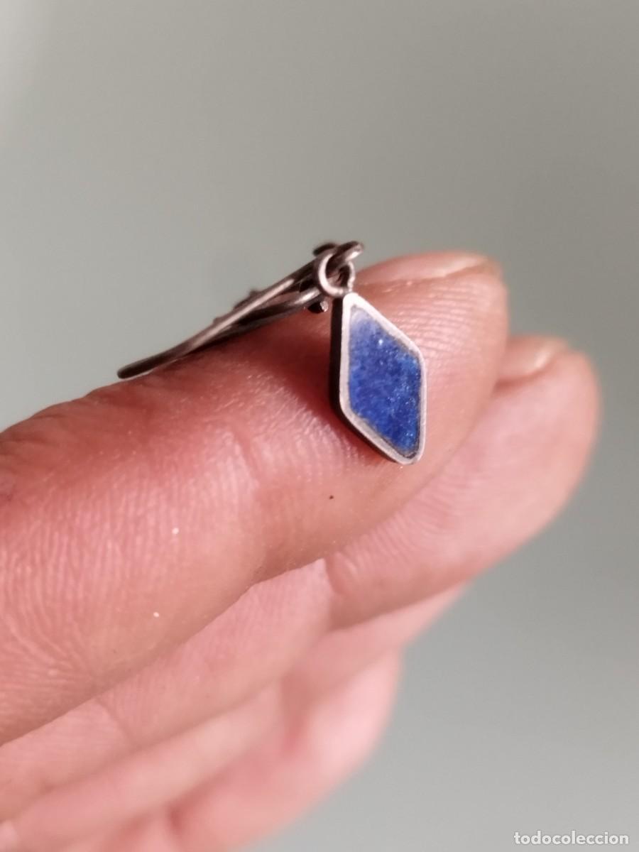 Joyeria: Antigua pareja de pendientes con piedra de color azul, en forma de rombo.