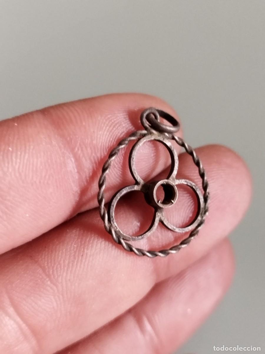 Joyeria: Antigua reproducci&oacute;n de colgante medieval de bronce con dise&ntilde;o de tr&eacute;bol.