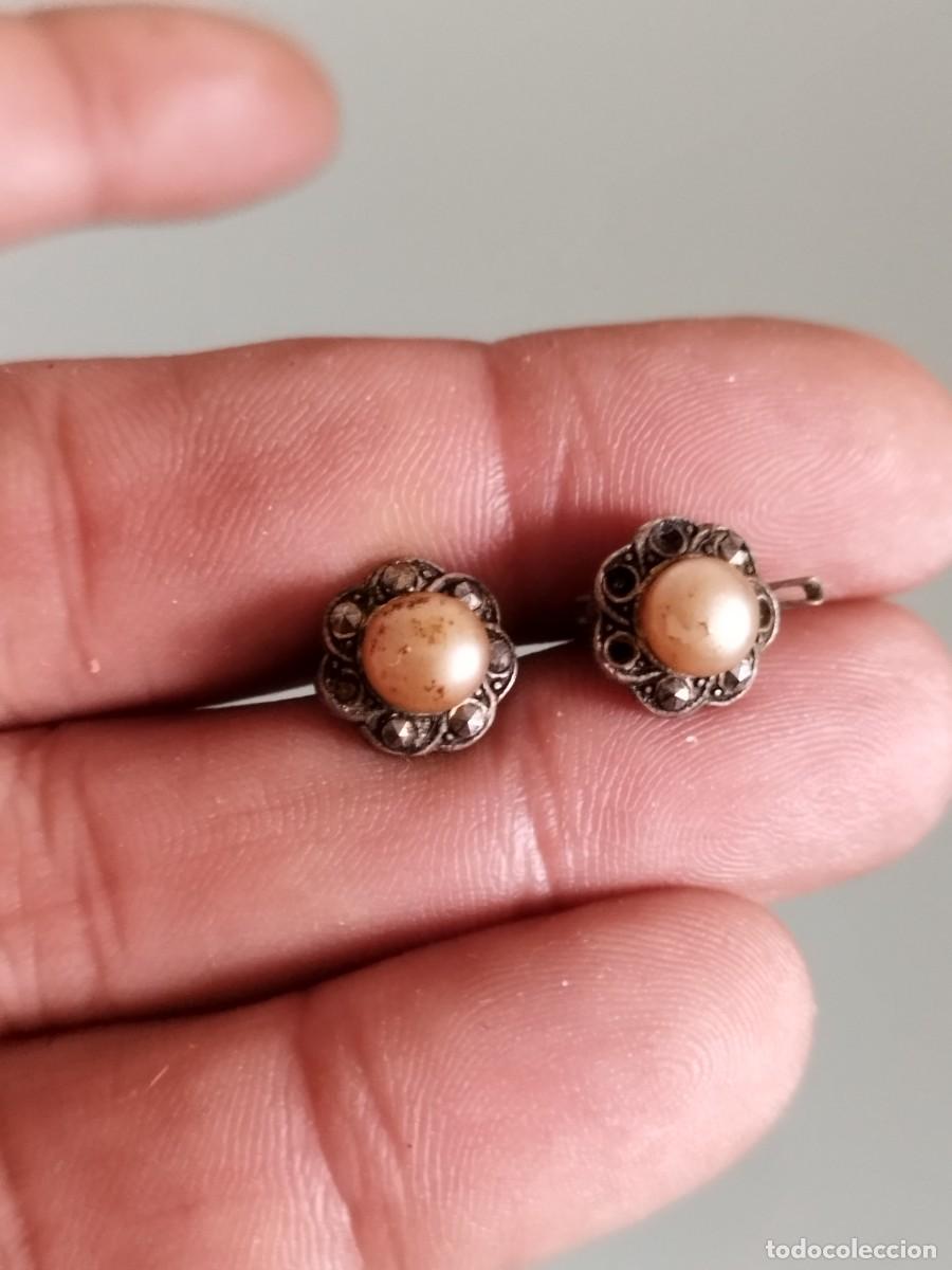 Joyeria: Antigua pareja, par de pendientes en forma de flor con dos tipo perlas. A identificar.