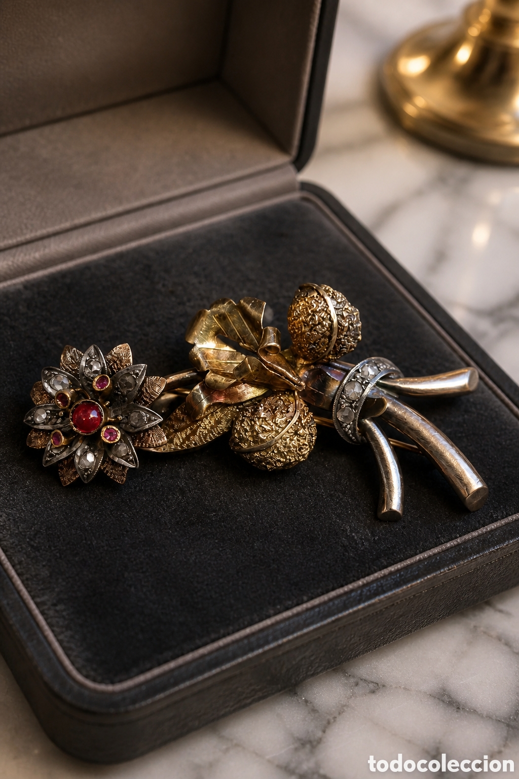 Joyeria: ESPECTACULAR BROCHE ISABELINO ELABORADO EN ORO 18K, RUB&Iacute;ES Y BRILLANTES