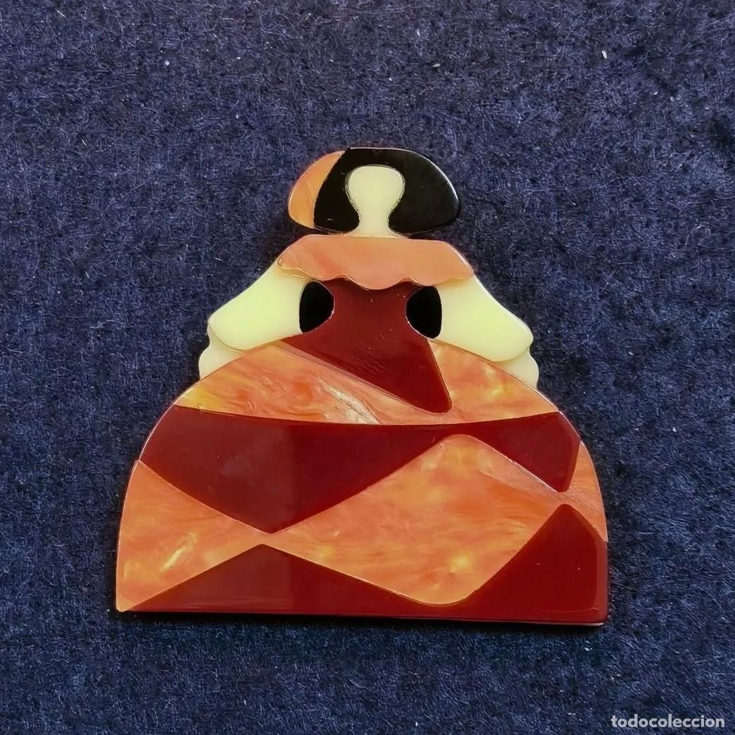 Joaillerie: BROCHE MENINA COLOR CALDERA. MED. 6 X 6 CMS