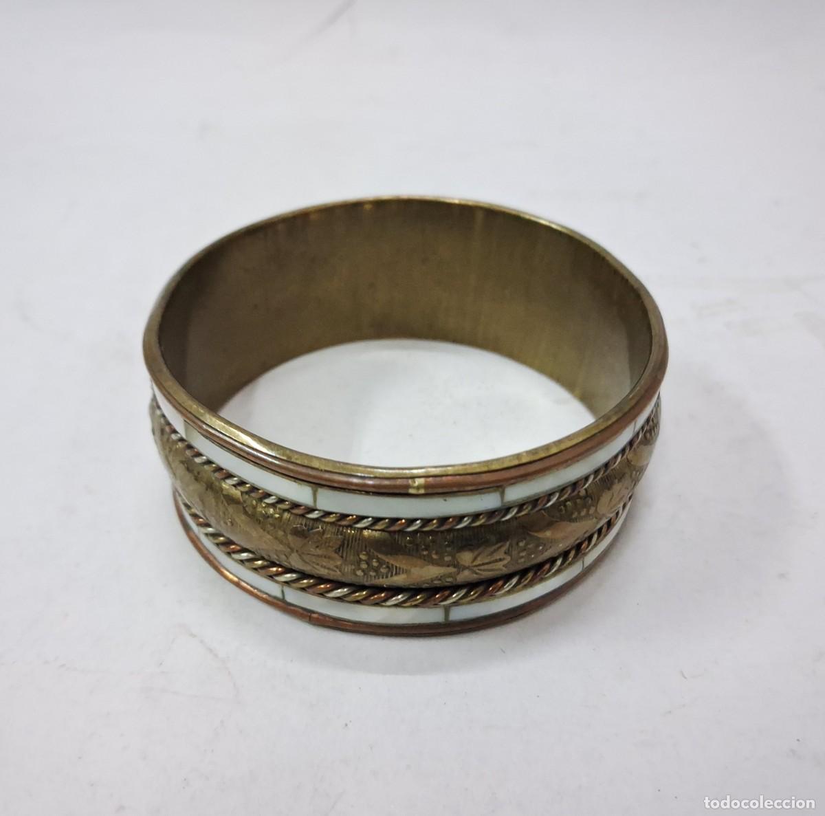 Joyeria: Pulsera Vintage de Lat&oacute;n con N&aacute;car &ndash; 7 cm Di&aacute;metro &ndash; Trabajo Grabado