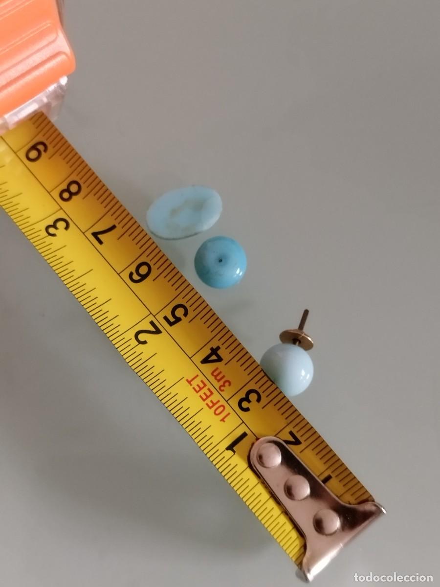 Joyeria: Antiguo pendiente y adorno y cuenta azules.