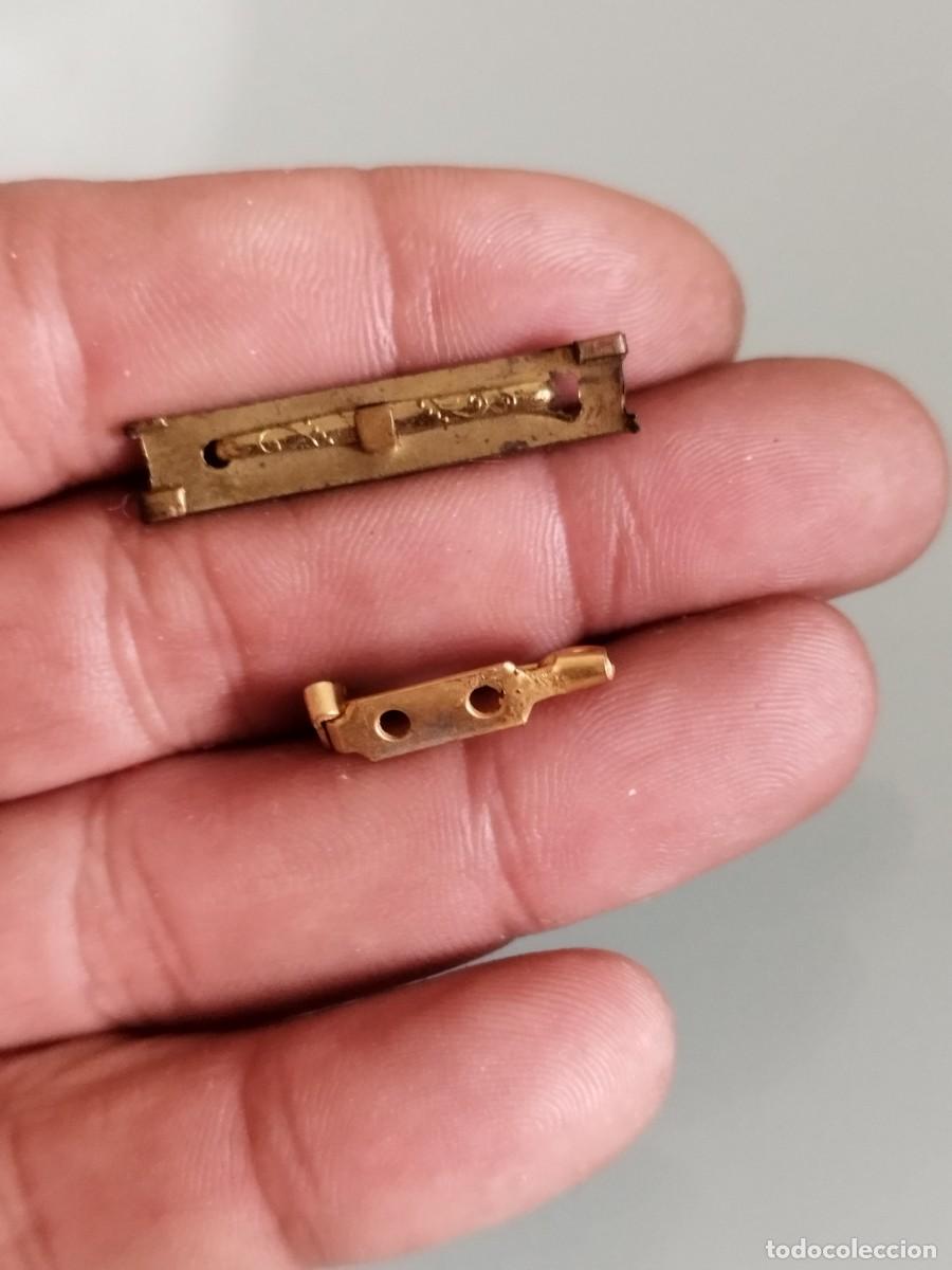 Joyeria: Dos antiguos peque&ntilde;os broches a restaurar. - Foto 1