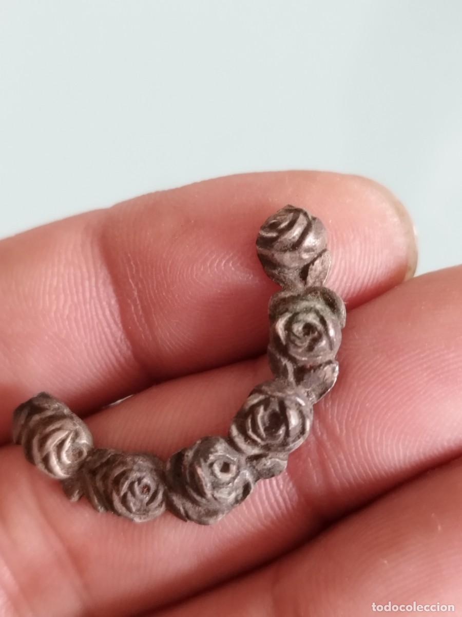 Gioielleria: Antiguo adorno de corona de rosas. A identificar, metal plateado.