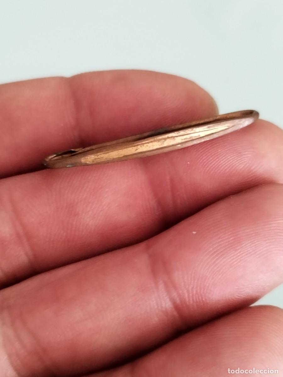 Gioielleria: Antiguo broche, alfiler de pecho. De metal dorado a identificar.