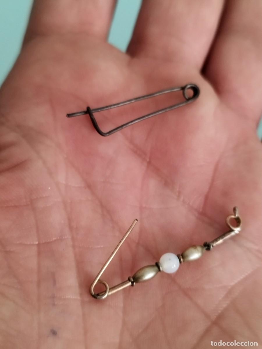 Gioielleria: Dos antiguos broches o agujas de pecho. Una a restaurar.