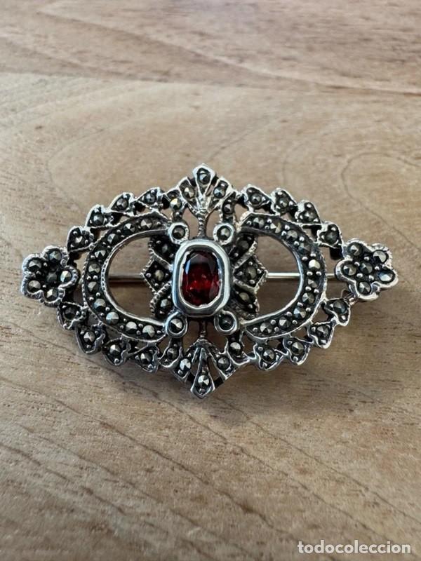 Joaillerie: Broche de plata 925 con piedra granate y piritas (sin piezas faltantes)