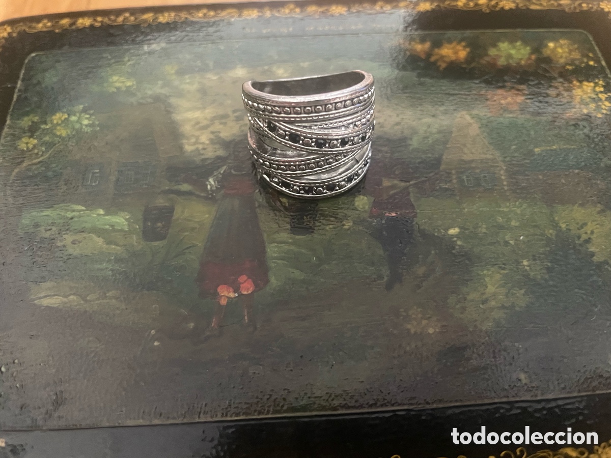 Joyeria: anillo de color plateado con cristales