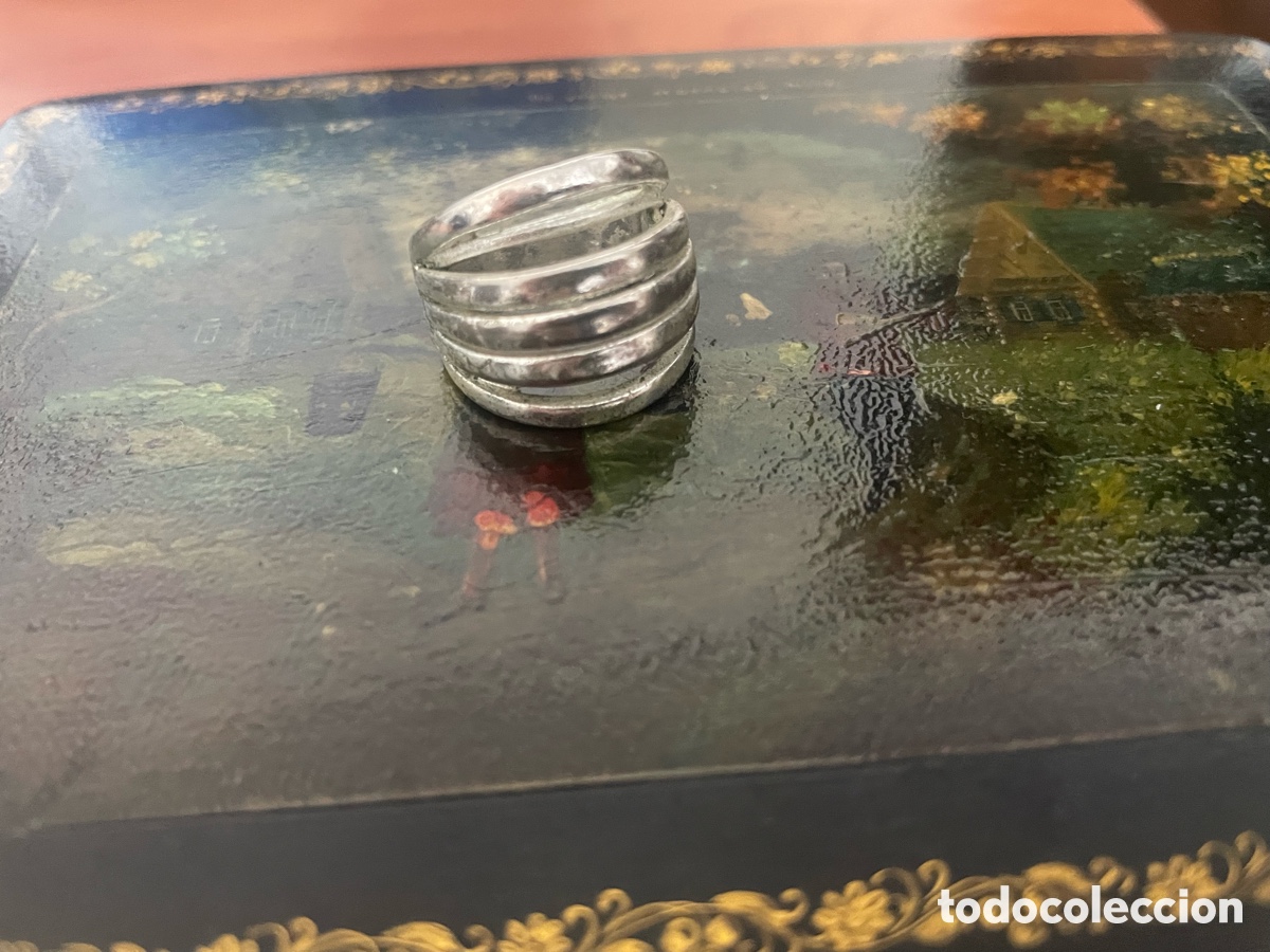 Joyeria: anillo de color plateado