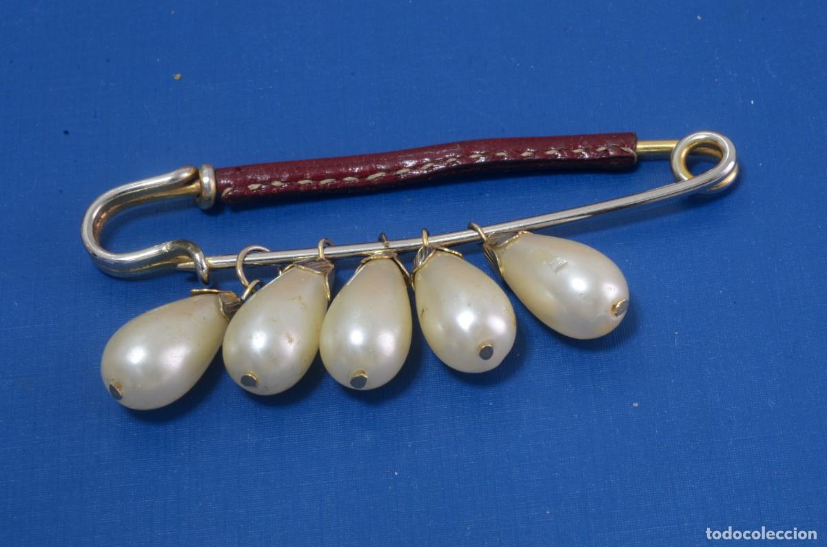 Joyeria: Broche tipo imperdible dorado con cinco perlas colgantes de bisuter&iacute;a