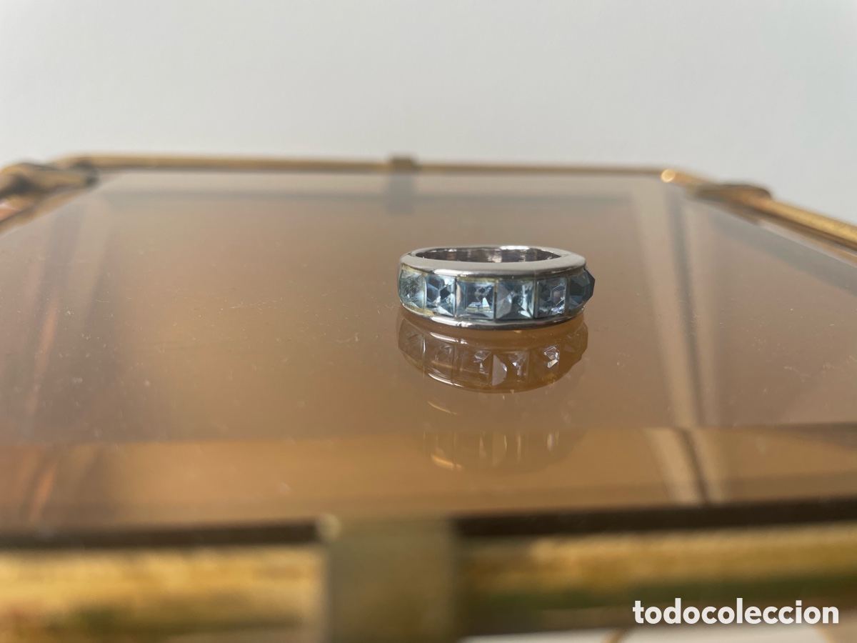 Joyeria: anillo plateado con cristales de color azul