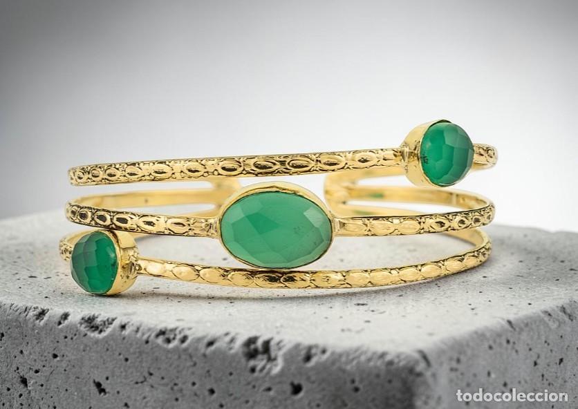 Joyeria: Pulsera r&iacute;gida dorada con &oacute;nix verdes facetadas