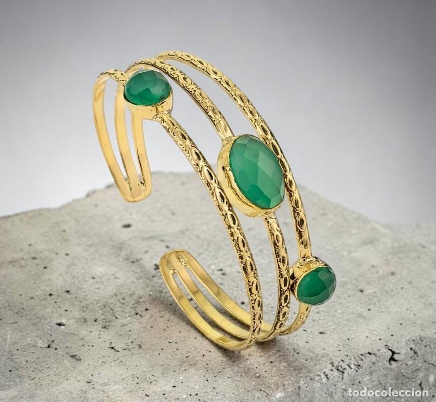 Joyeria: Pulsera r&iacute;gida dorada con &oacute;nix verdes facetadas