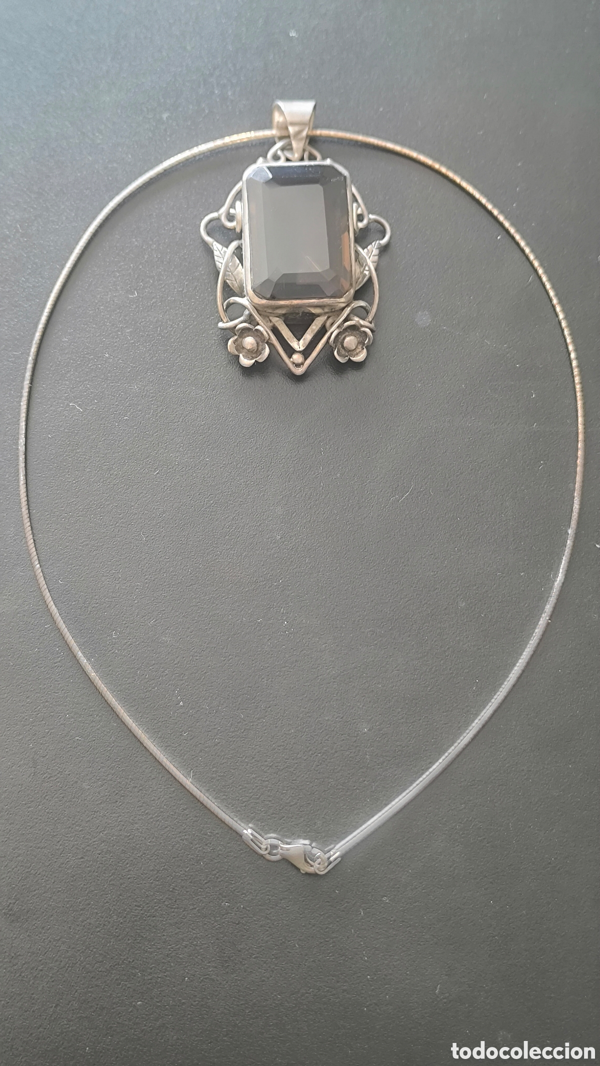 Jewelry: Cadena de plata y colgante con cabuj&oacute;n y decoraci&oacute;n floral