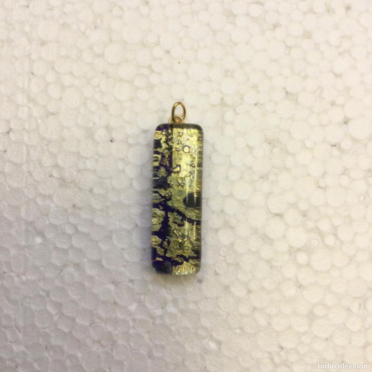 Joyeria: Colgante en vidrio de Murano. 1 x 4 cms. NUEVO