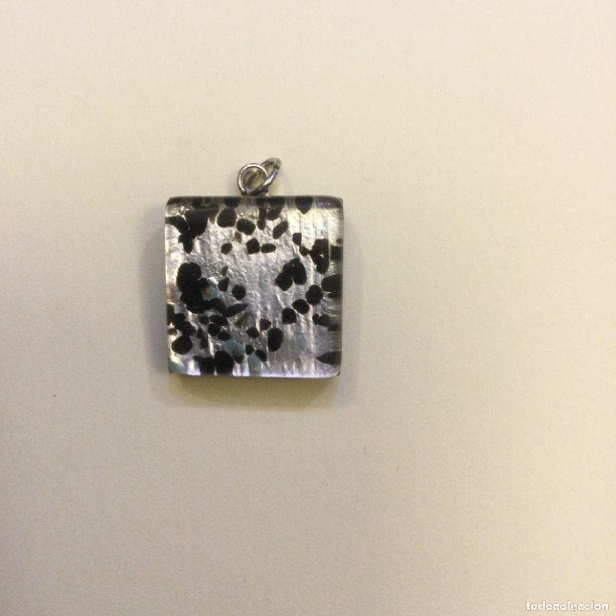 Joyeria: Colgante en vidrio de Murano. 2 x 2 cms. NUEVO