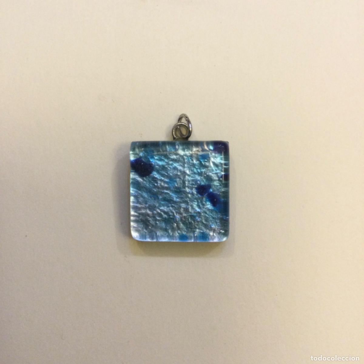 Joyeria: Colgante en vidrio de Murano 2 x 2 cms. NUEVO