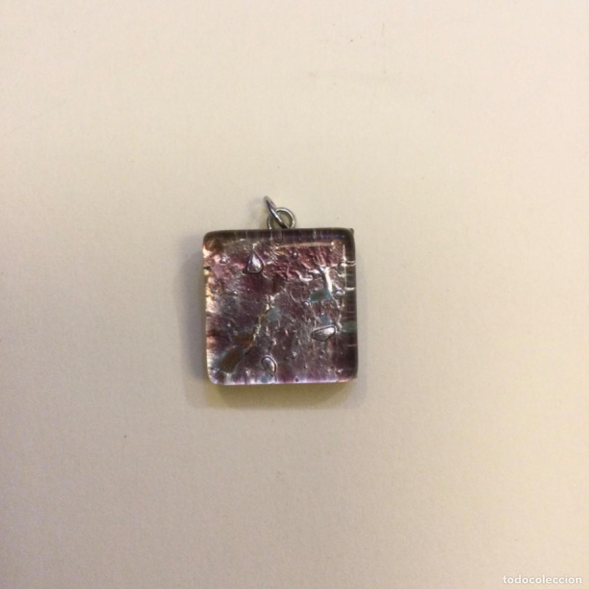 Joyeria: Colgante en vidrio de Murano 2 x 2 cms. NUEVO
