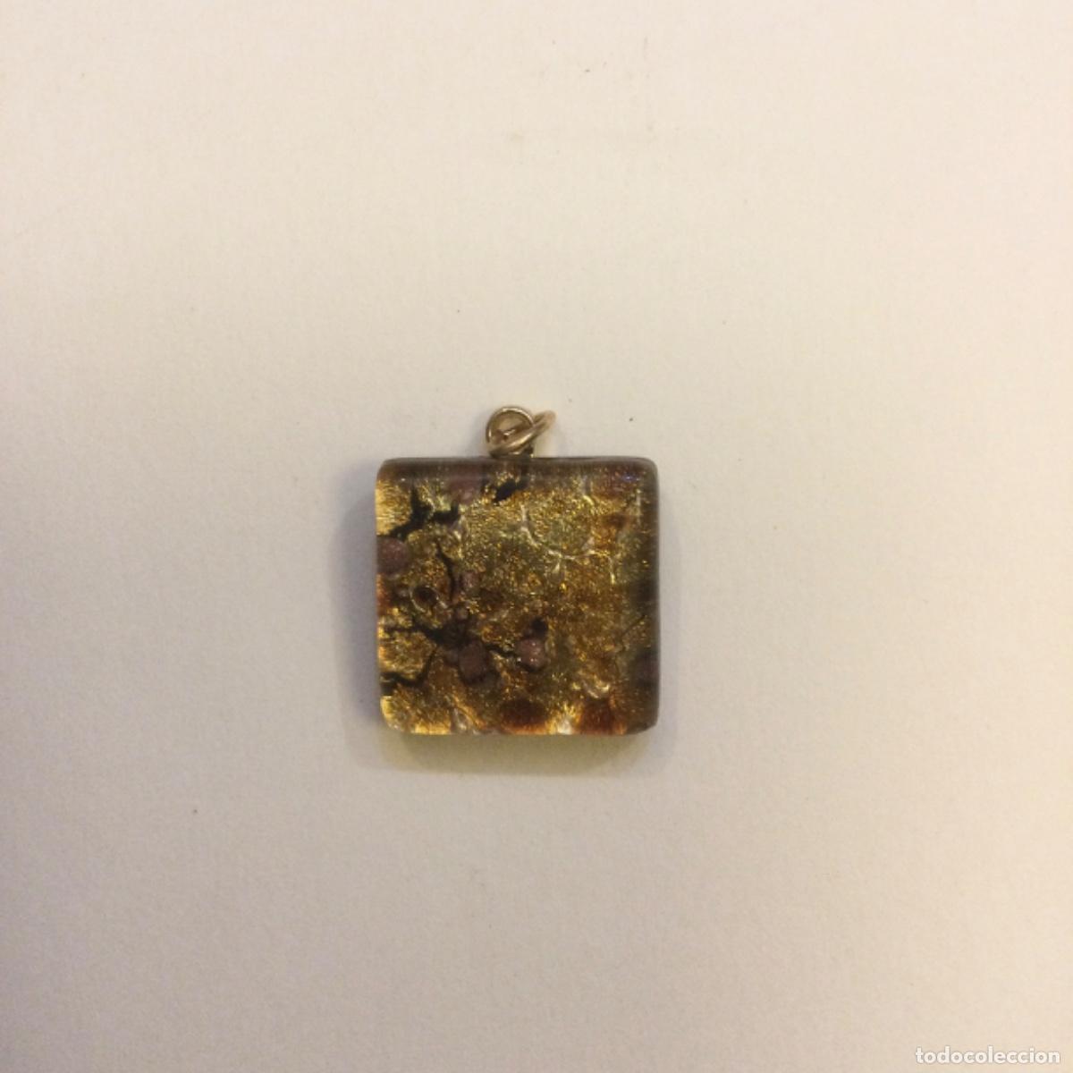 Joyeria: Colgante en vidrio de Murano 2 x 2 cms. NUEVO