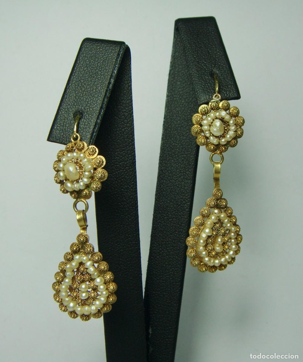 Joyeria: Pendientes colgantes en filigrana de oro de 14 k y perlitas naturales &middot; ca. 1900