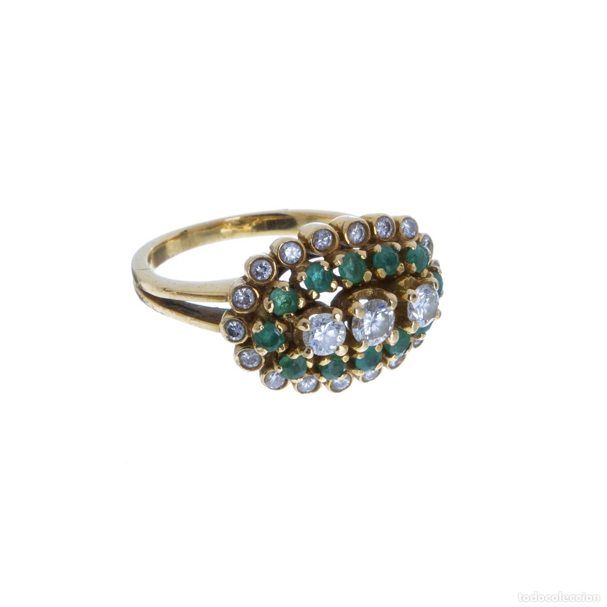 Jewelry: Anillo de oro de 19,2 quilates con diamantes y esmeraldas.