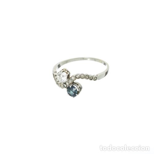 Jewelry: Anillo de oro de 19,2 quilates con zafiro y diamantes.