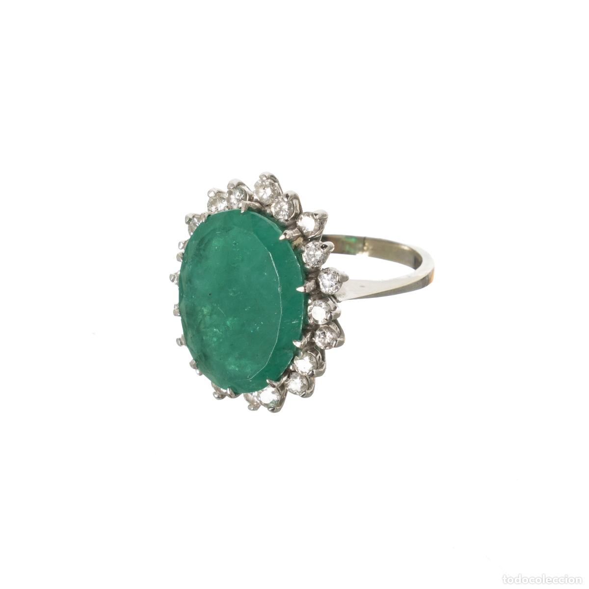 Jewelry: Anillo de oro con diamantes y esmeraldas.