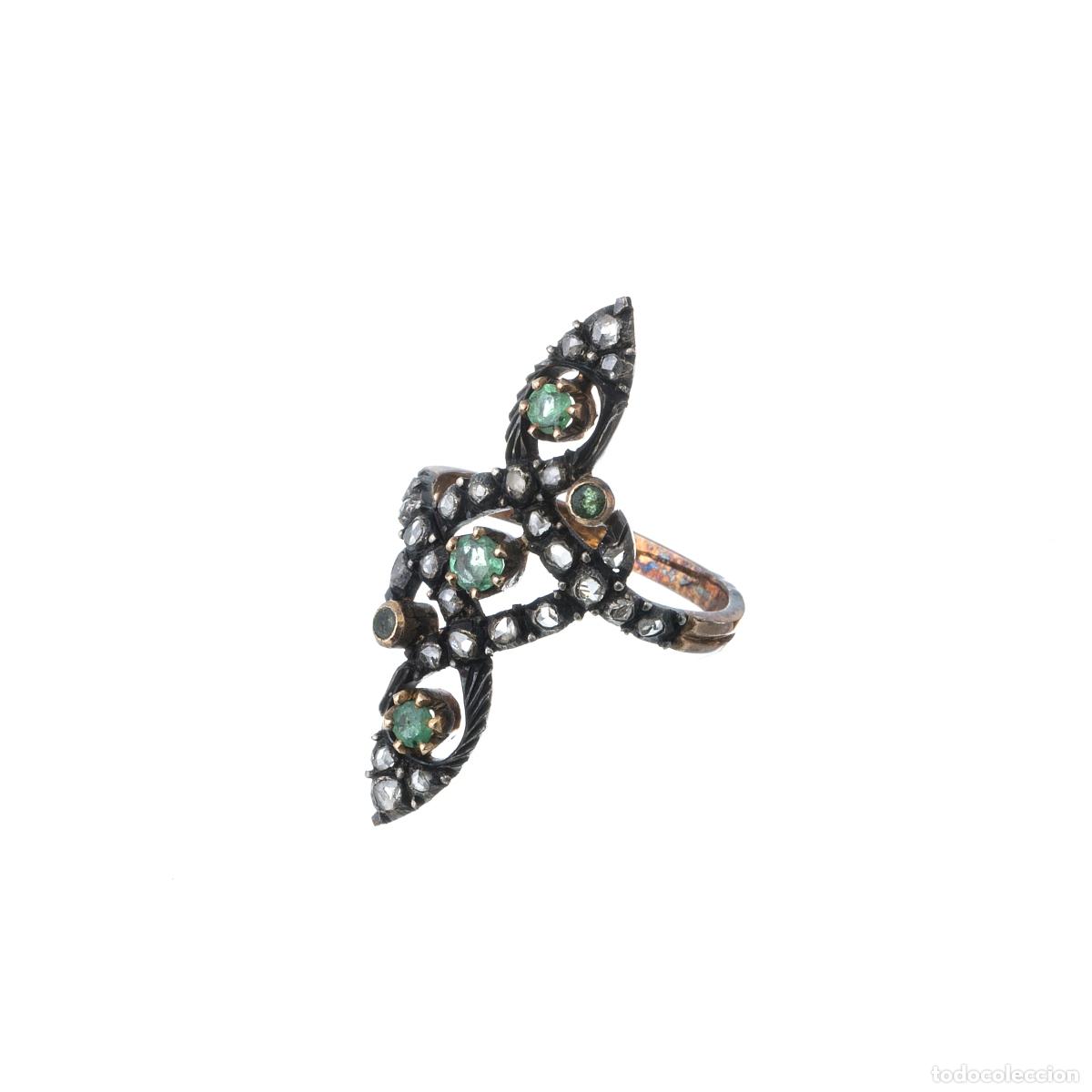 Schmuck: Anillo de oro de 19,2 quilates con diamantes y esmeraldas.
