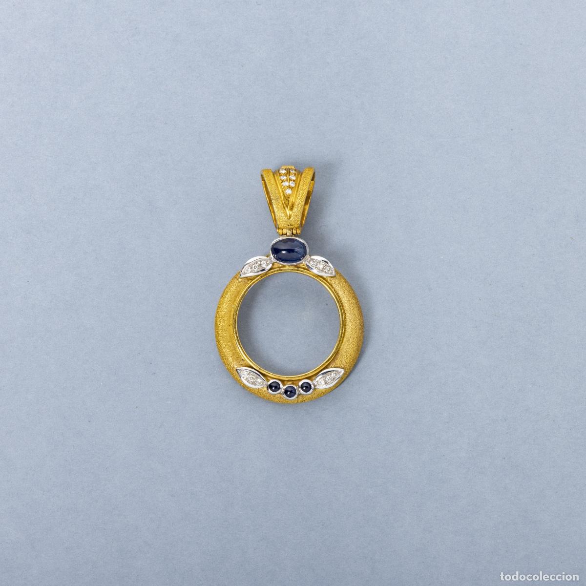 Schmuck: Anillo colgante de oro; zafiros y diamantes de 19,2 quilates.