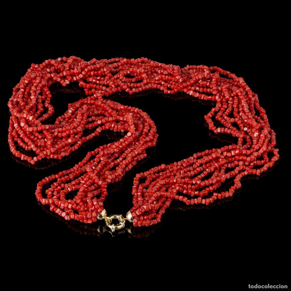 Gioielleria: Collar de coral retorcido con cierre dorado.