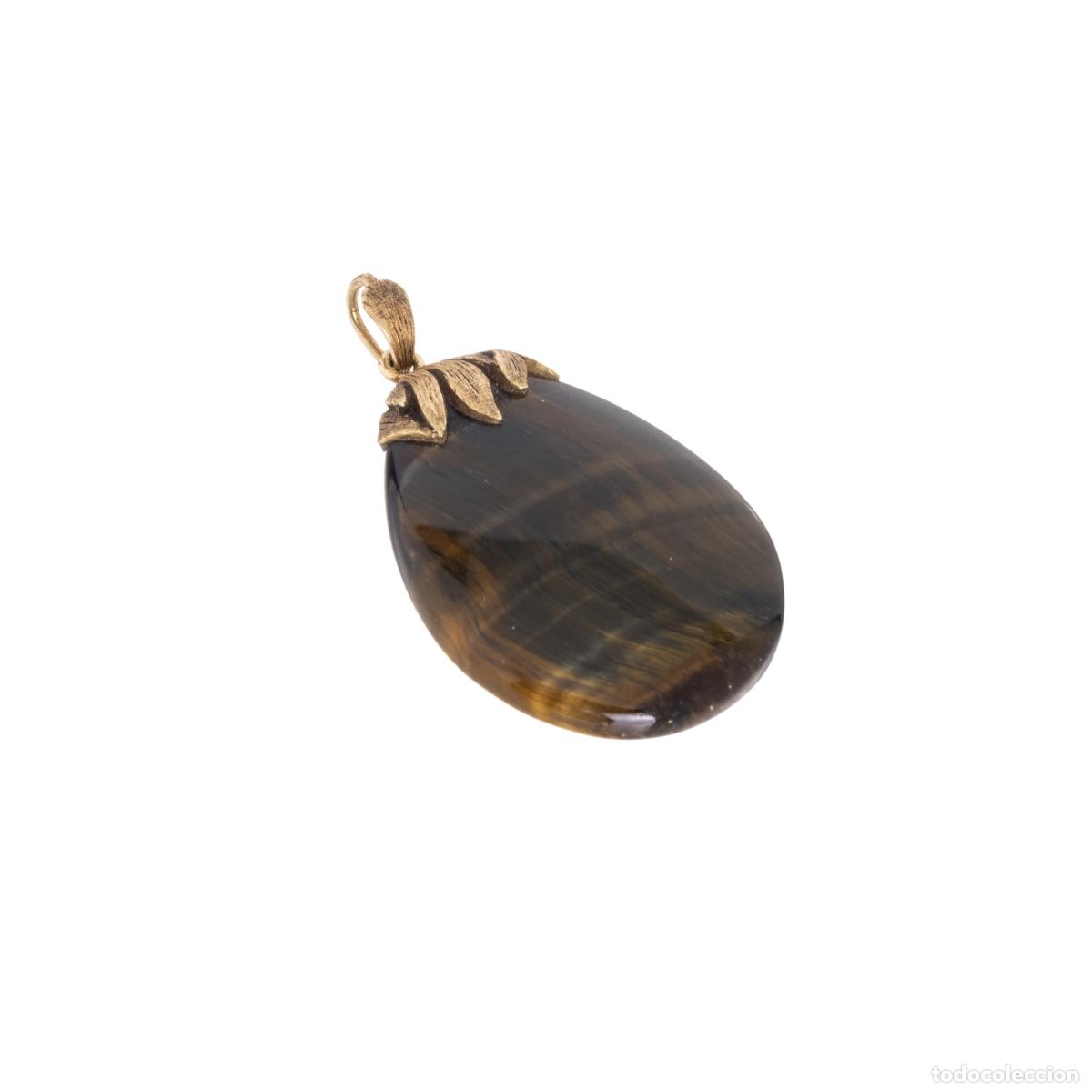 Joyeria: Colgante con piedra dura y oro de 18 quilates.