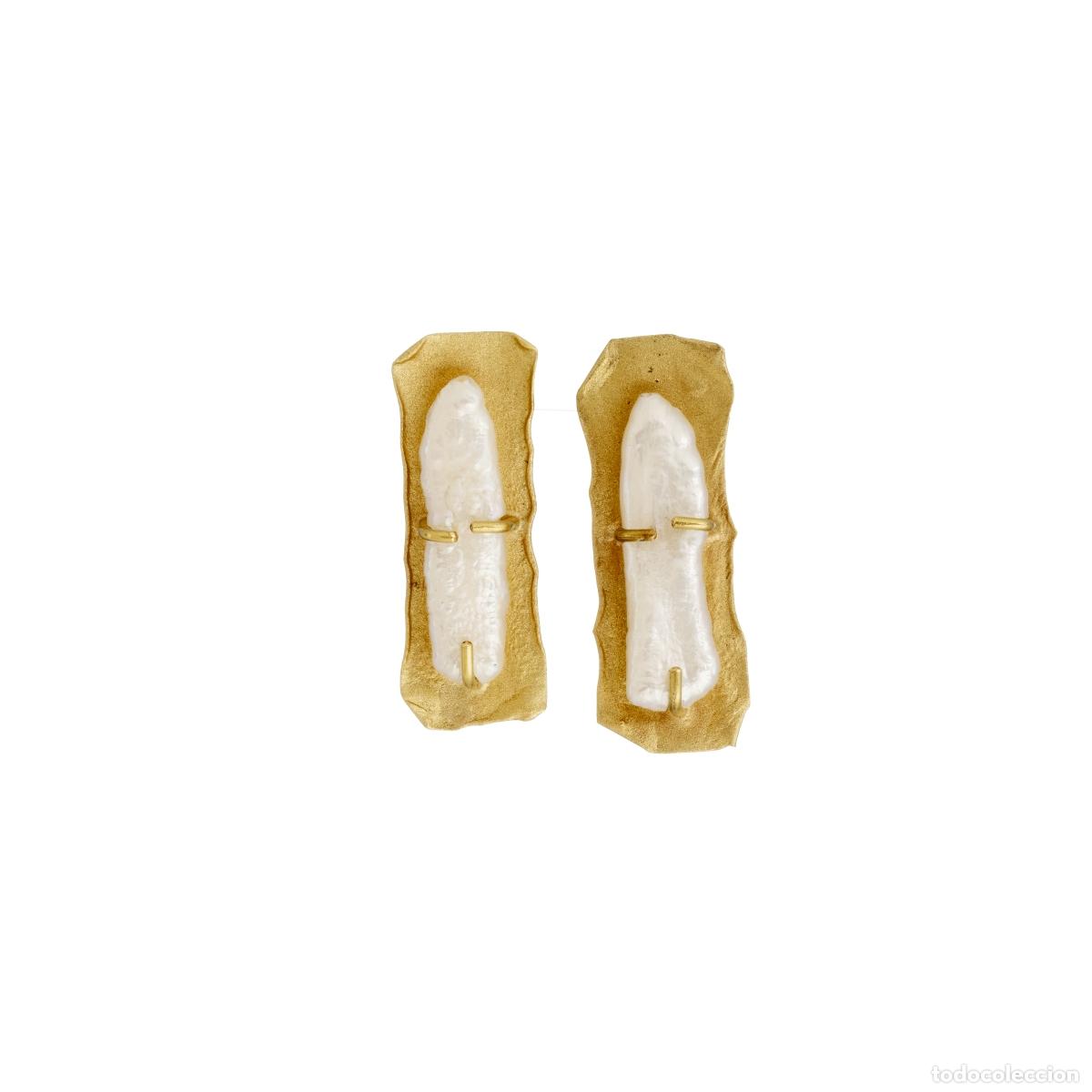 Jewelry: Par de pendientes de oro de 19,2 quilates con perlas.