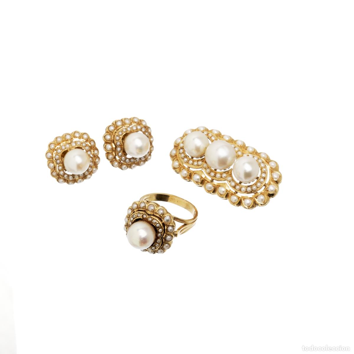 Joyeria: Par de pendientes, anillo y broche en oro de 19,2 quilates y perlas.