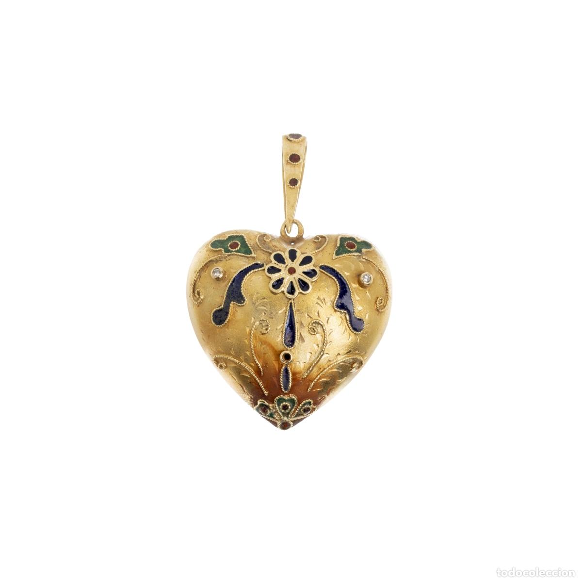 Joyeria: Colgante en forma de coraz&oacute;n de oro de 19,2 quilates; esmaltes y diamantes.