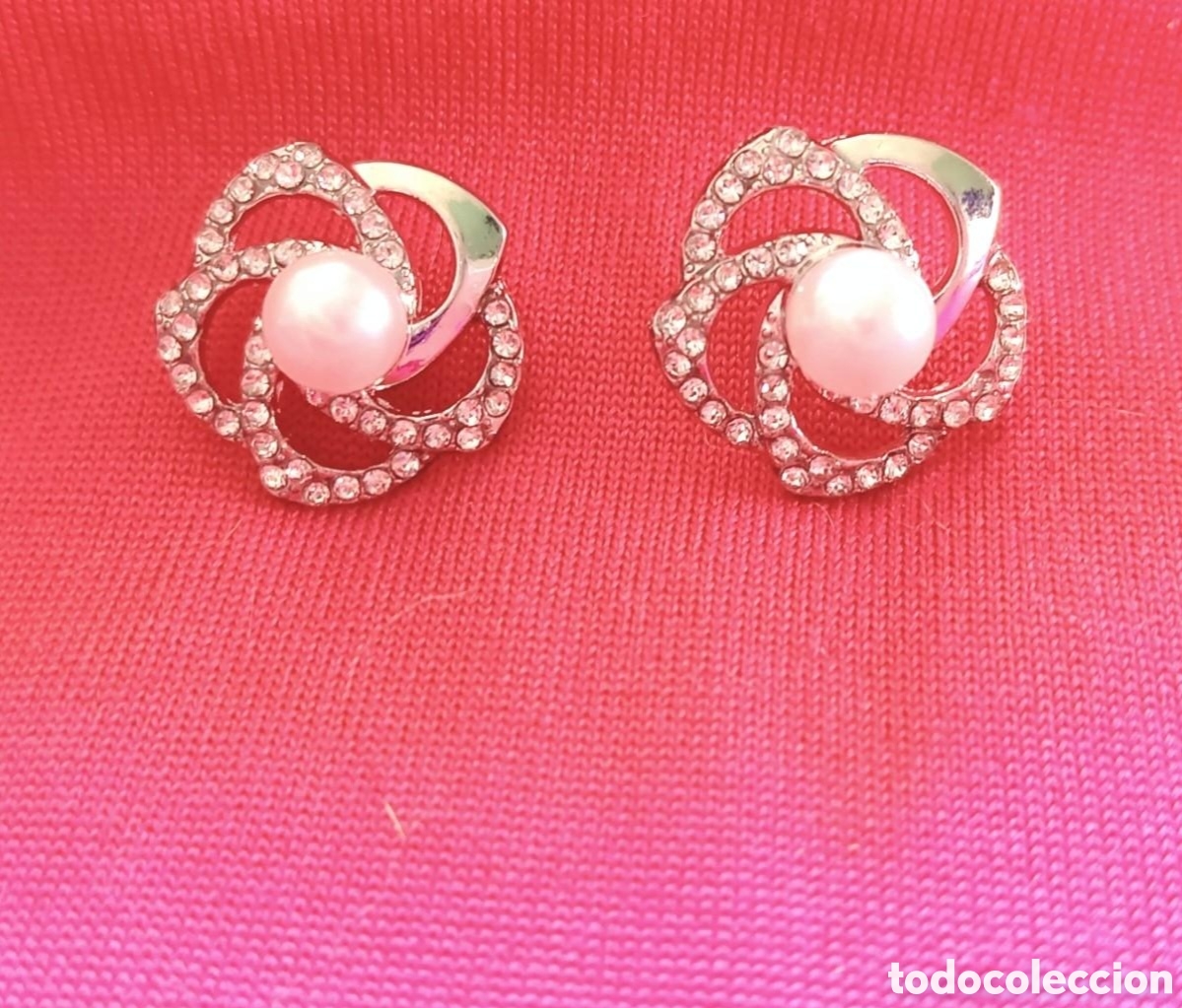Jewelry: Originales pendientes de bot&oacute;n geom&eacute;tricos flor plateados con tachuelas brillantes y perla sint&eacute;tica