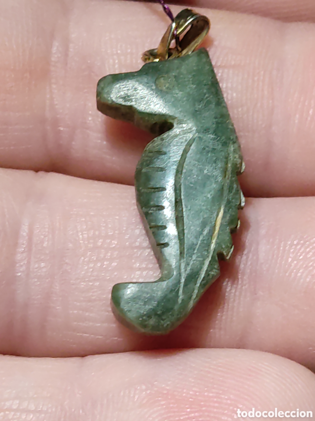 Joyeria: Colgante caballito de mar tallado en Jade verde.