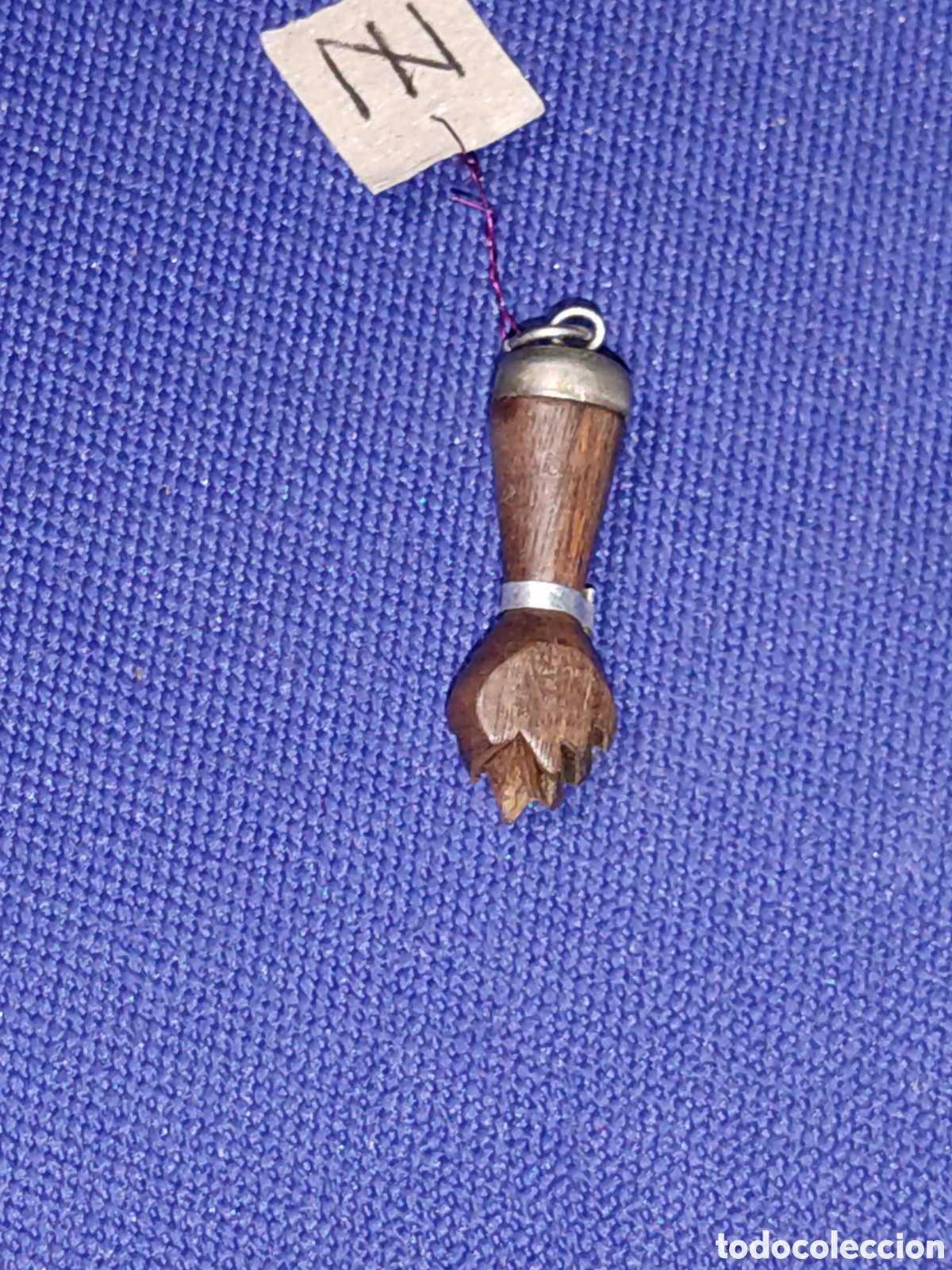 Joyeria: Colgante mano protectora tallada en madera de &eacute;bano,dije,fetiche.Vintage.*Z*
