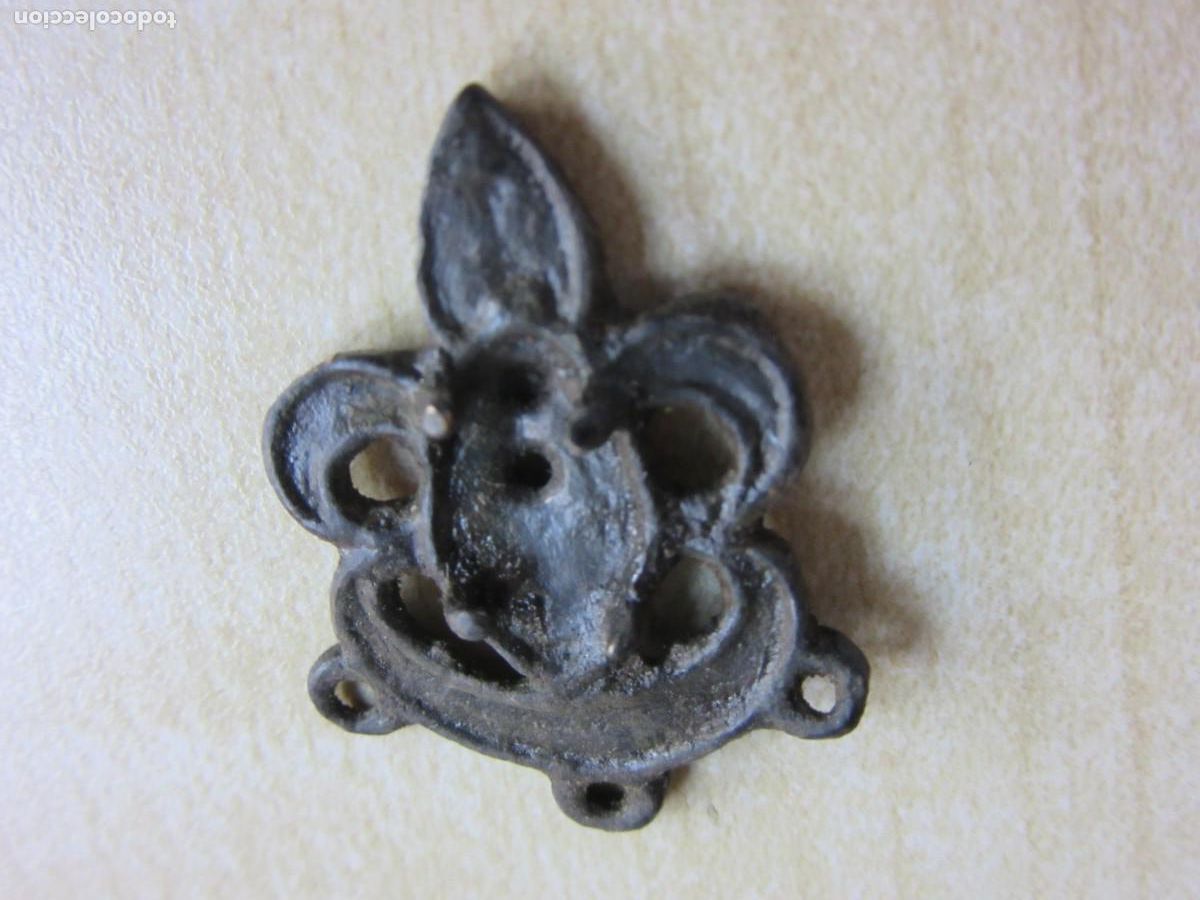 Schmuck: Colgante de bronce en forma de flor de lis S XVIII-XIX Medidas3,2 x 2,3 cm