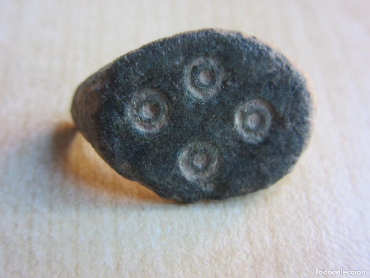 Joyeria: Parte central de anillo Medieval decorado con c&iacute;rculos Bronce Ancho 2 cm