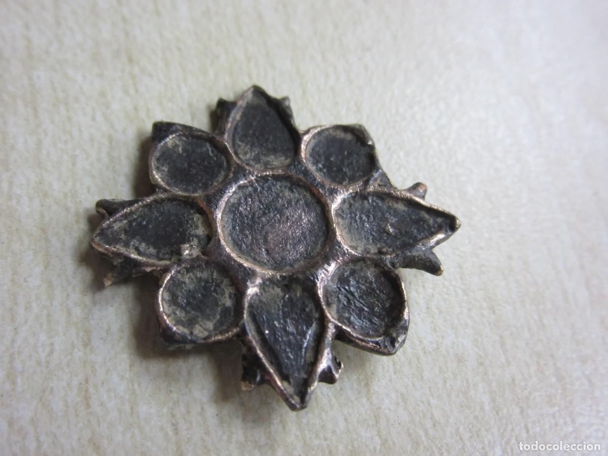 Joyeria: Pieza ornamental de bronce Posible S XVIII-XIX Medidas2,5 cm
