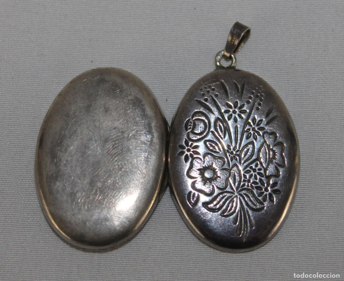 Joyeria: Colgante guardapelo en plata punzonada. Decoraci&oacute;n floral modernista