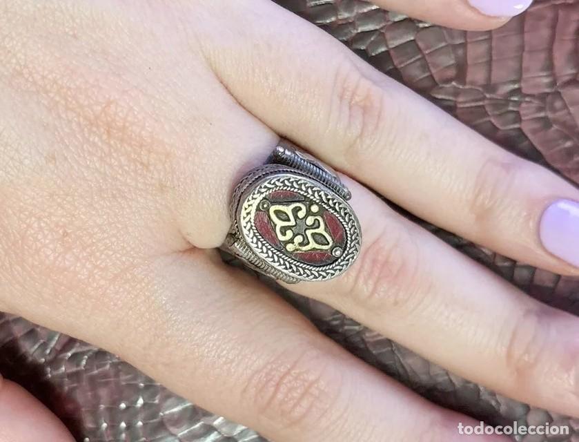 Joyeria: Anillo de Plata y oro con Cabuj&oacute;n y Motivos Geom&eacute;tricos - Pieza &Uacute;nica